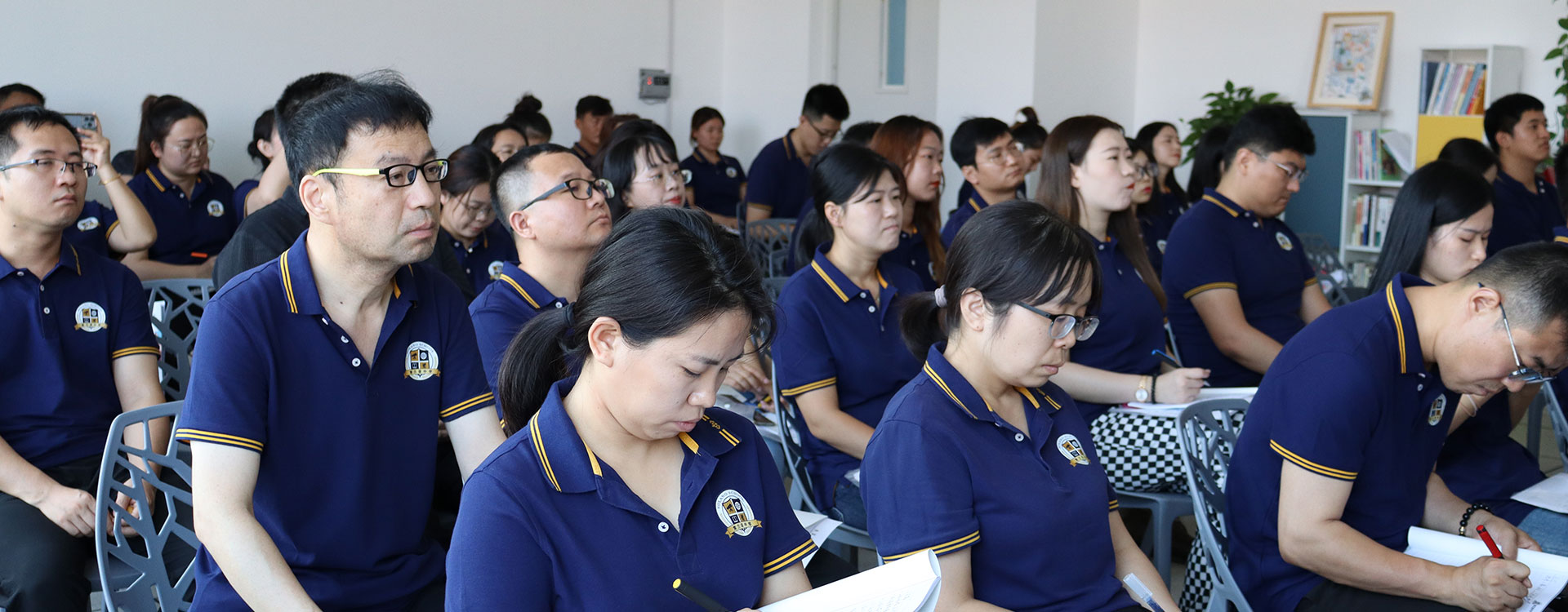 男人把鸡巴插进女人的屄里软件